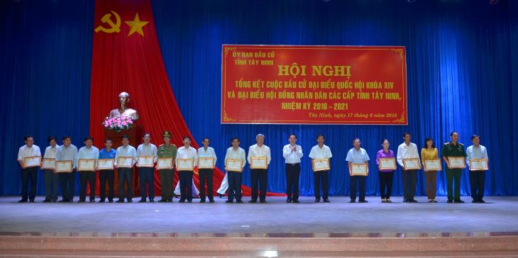 Tổng kết công tác bầu cử đại biểu QH và HĐND các cấp:66 tập thể và 78 cá nhân nhận Bằng khen của UBND tỉnh
